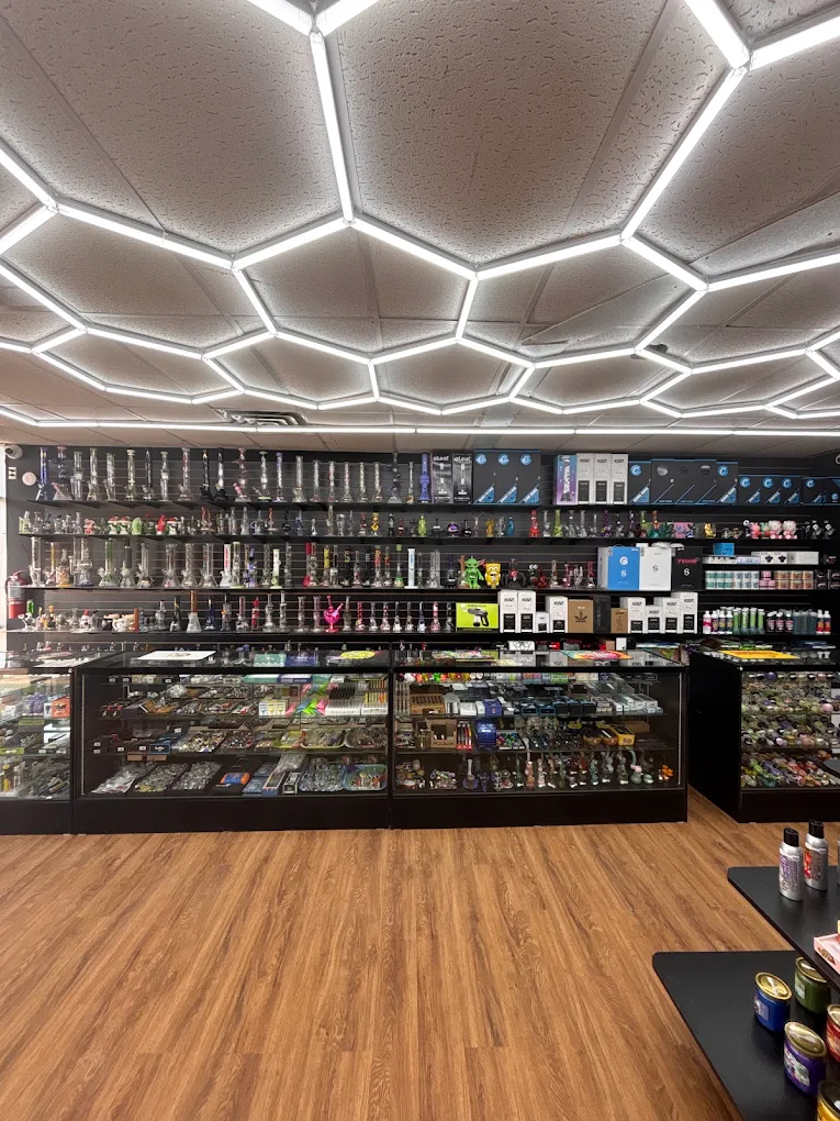 Mr. Puff smoke and vape shop storefront in Pleasanton, TX